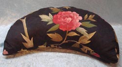 Halbmondkissen - zum Schließen ins Bild klicken